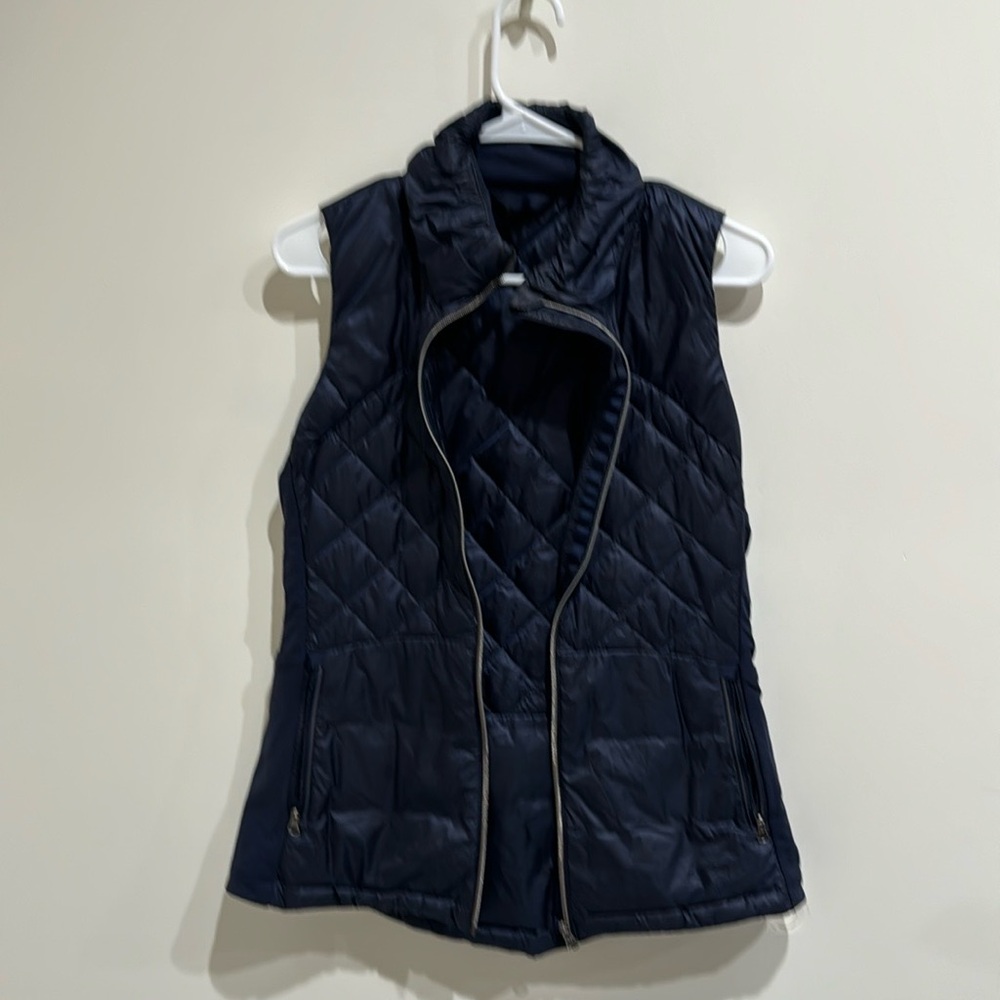 Lululemon women’s navy blue puffy vest size 8